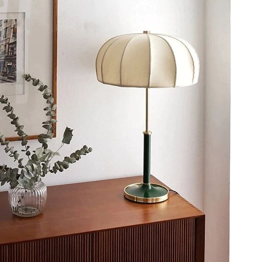 Retour dans le Temps : Comment les Lampes de Chevet Vintage Peuvent Transformer Votre Chambre.