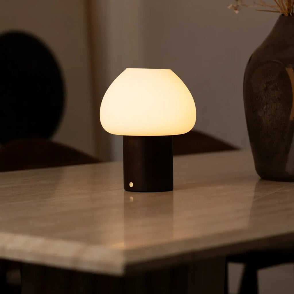 Lampe en bois Fynn marron foncé – Lumière rechargeable et à intensité variable