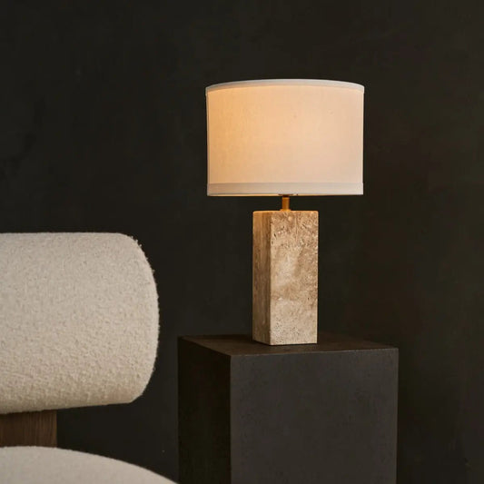 Lampe en travertin Rosie – Pierre naturelle élégante avec abat-jour en coton