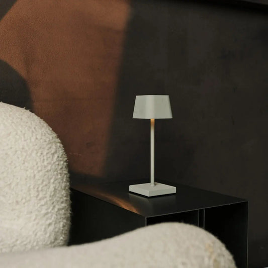 Sarphati Mini Shadow Grey Grey Cordless Table Lamp Perfection pour l'industrie hôtelière - Rechargeable sans fil via Station de chargement, lampe dimmable et 3 modes légers