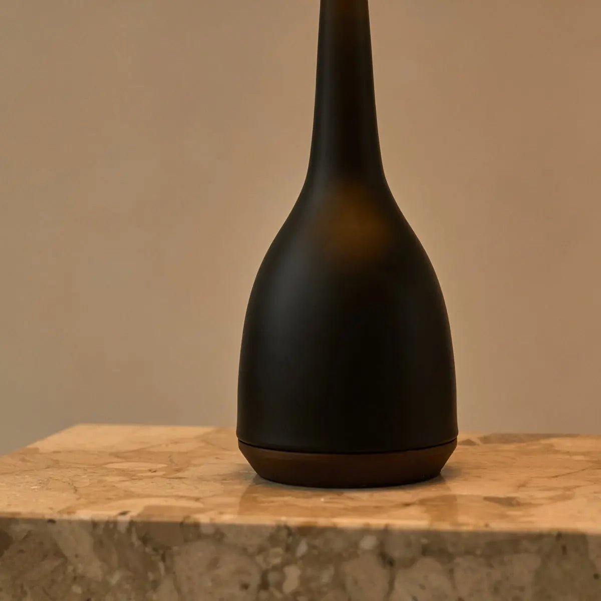 Lampe noire "Jacob" | Abat-jour en lin mélangé beige et éclairage élégant
