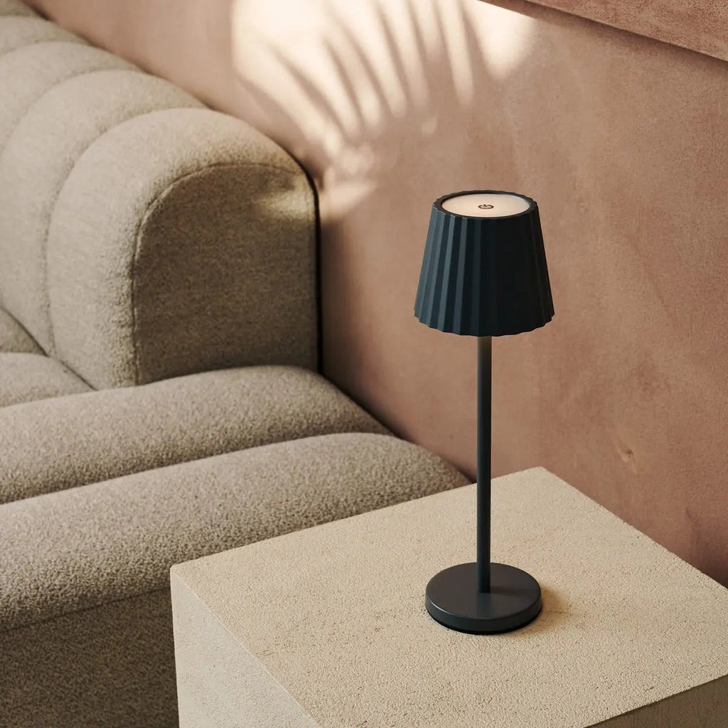 Lampe à table côtelée gris maya en fer en fer - lampe dimmable et 3 modes lumineux, rechargeable via la station de charge sans fil