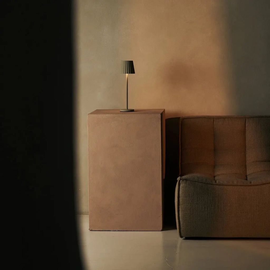 Combi Set Professional - 4 X Maya Shadow Grey Grey Rechargeable Table Lampes et 1 x Amstel Wireless Station Wireless avec Qi-Technology - Perfect pour les restaurants, l'hospitalité et les hôtels