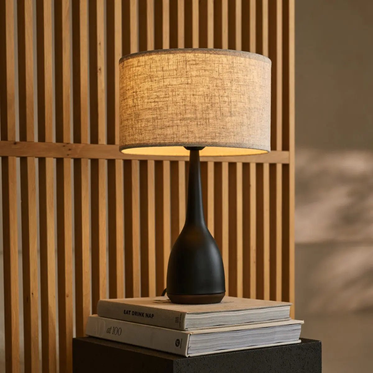 Lampe noire "Jacob" | Abat-jour en lin mélangé beige et éclairage élégant