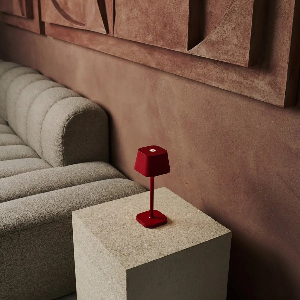 Lampe de table rechargeable Ava Berry Red | Lampe élégante et sans fil et dimmable