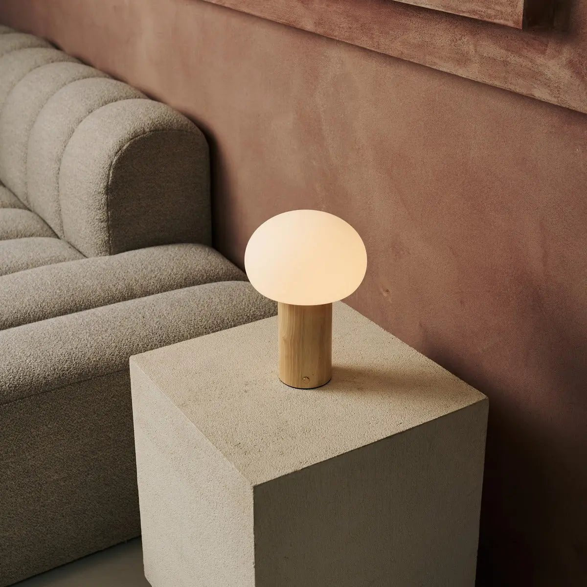 Lampe de table en bois marron clair avec verre et batterie rechargeable | Éclairage dimmable et polyvalent