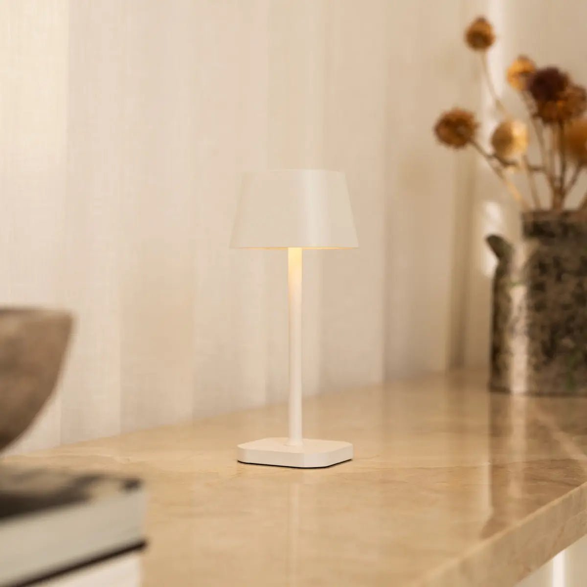 Lampe de table rechargeable Ava White – Éclairage élégant, sans fil et à intensité variable