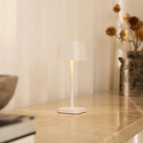 Lampe de table rechargeable Ava White – Éclairage élégant, sans fil et à intensité variable