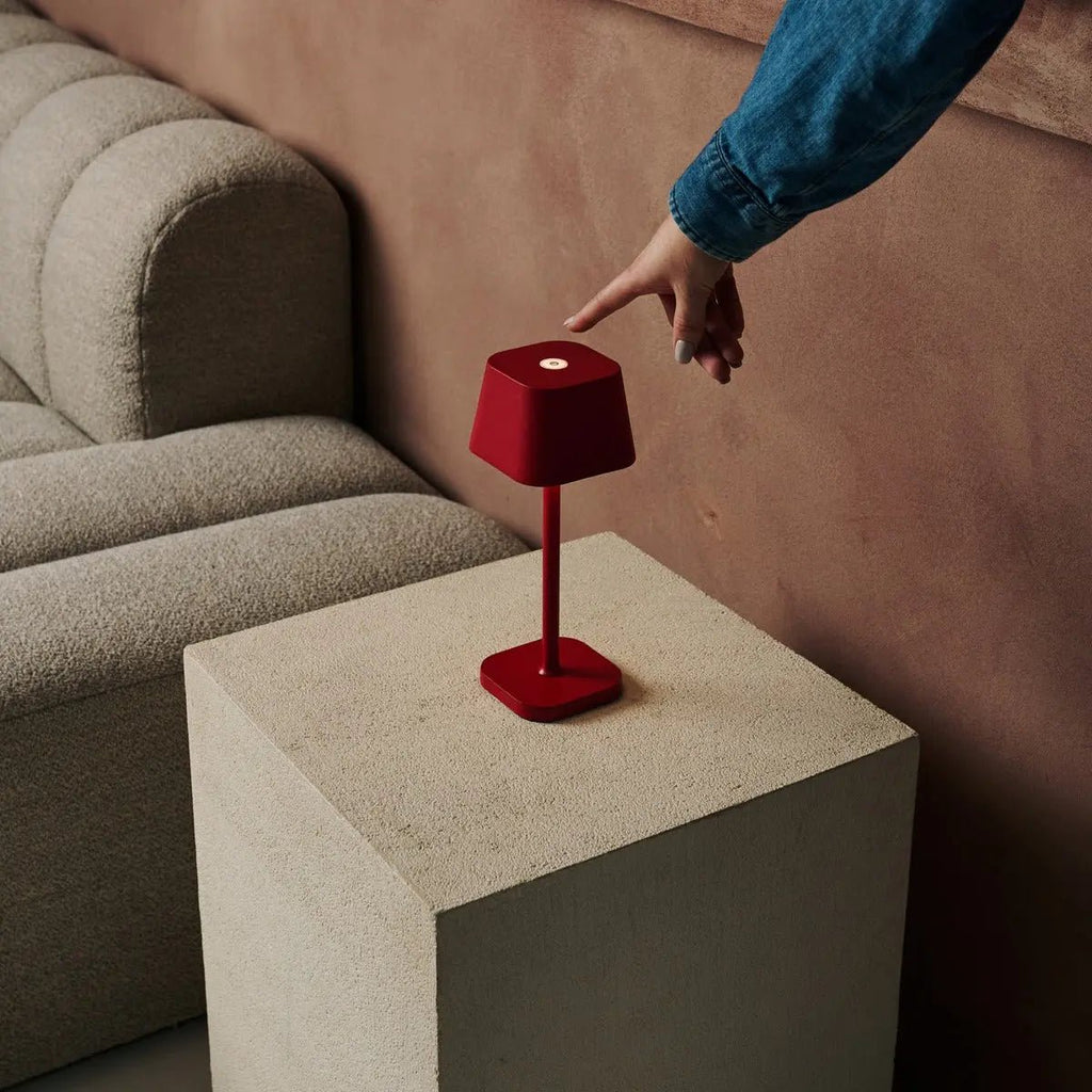 Lampe de table rechargeable Ava Berry Red | Lampe élégante et sans fil et dimmable