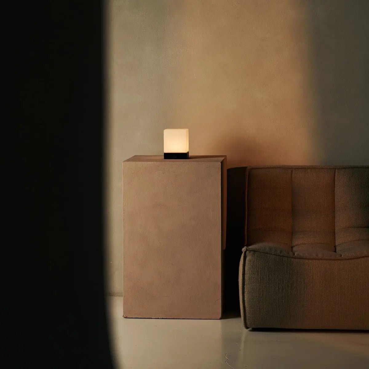 Lampe en bois sans fil noir "Yce" avec verre congelé - batterie rechargeable, dimmable, 100 heures