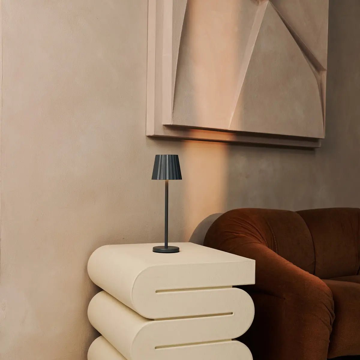 Combi Set Professional - 4 X Maya Stone Grey Grey Rechargeable Table Lampes et 1 x Amstel Wireless Station Wireless avec Qi-Technology - Parfait pour les restaurants, l'hospitalité et les hôtels