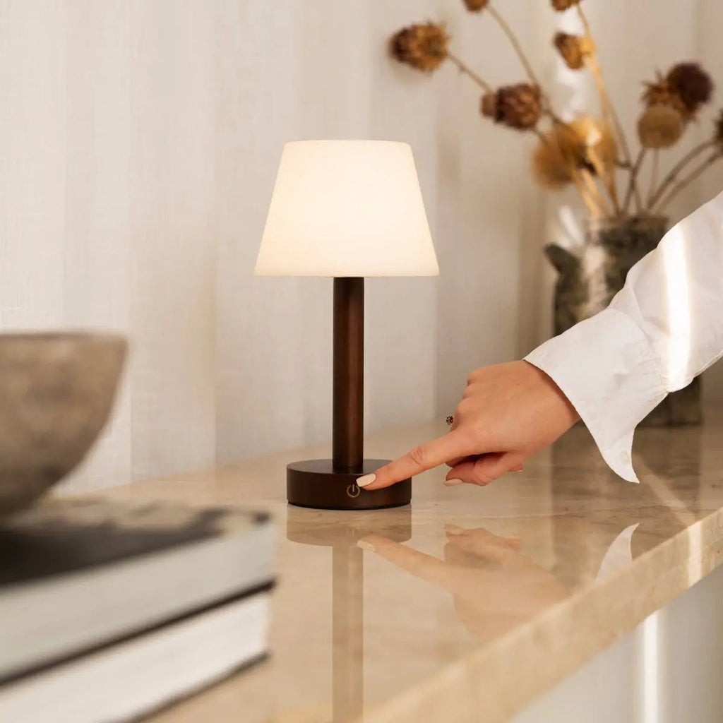 Lampe de table rechargeable en bois marron foncé "Zoë" | Intensité variable, USB-C, batterie de 80 heures