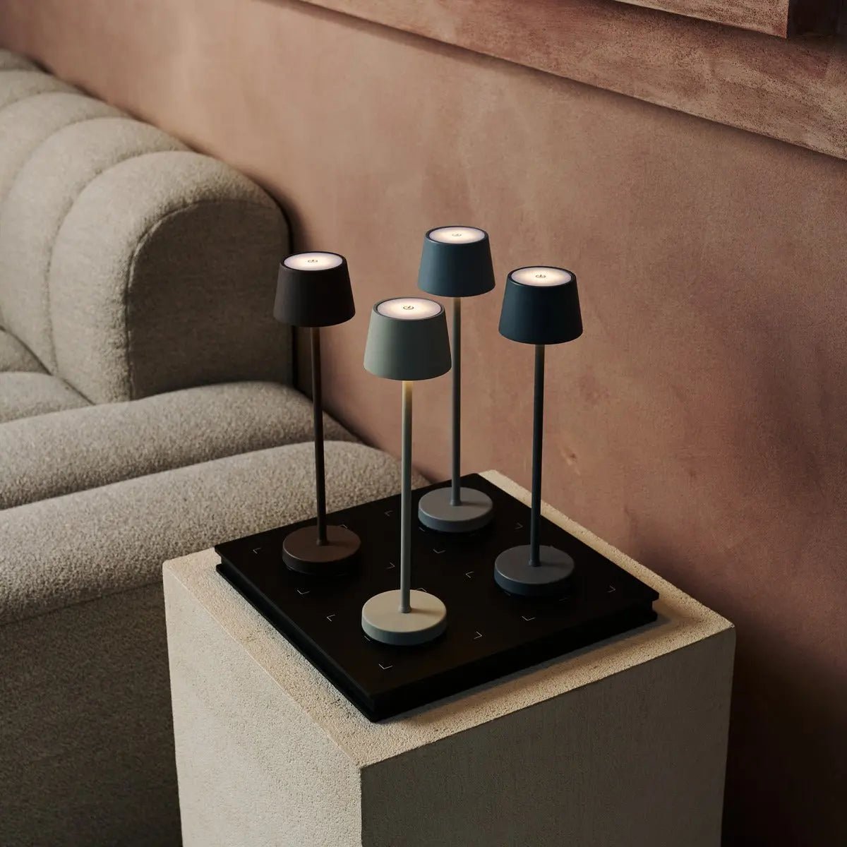 Vondel Mini Shadow Grey Grey Rechargeable et lampe sans fil parfaite pour l'industrie hôtelière - sans fil rechargeable via la station de charge