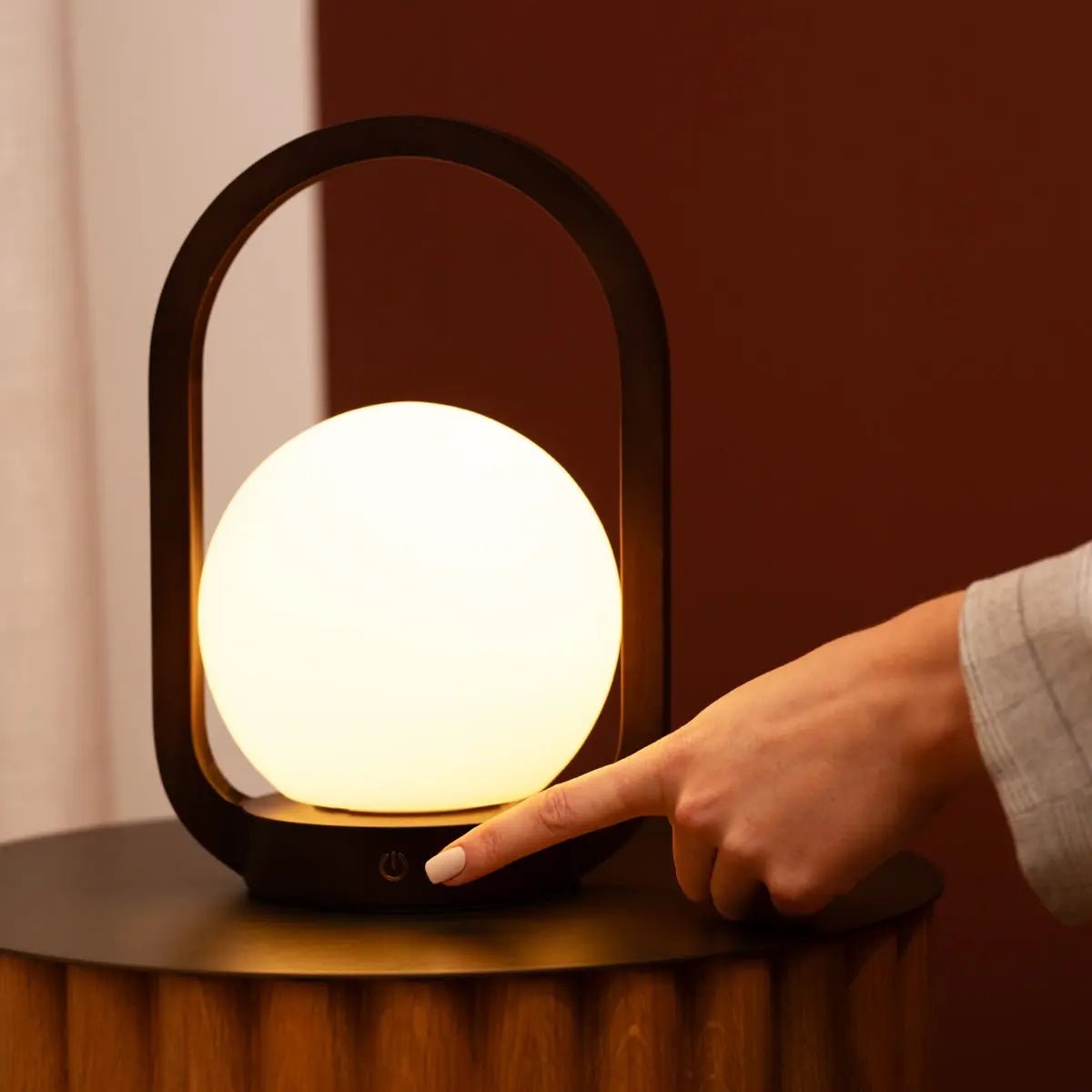 Lampe sans fil en bois marron foncé Skye | Conception rechargeable et variable