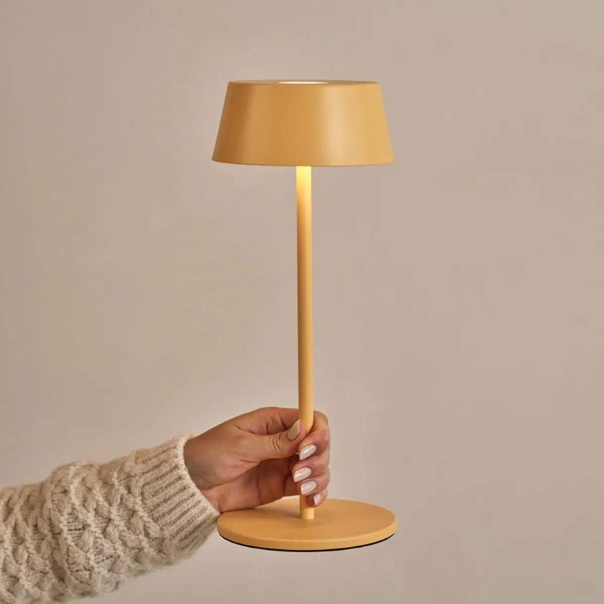 Lampe de table rechargeable en fer jaune ambre Hugo - Intensité variable, élégante et sans fil