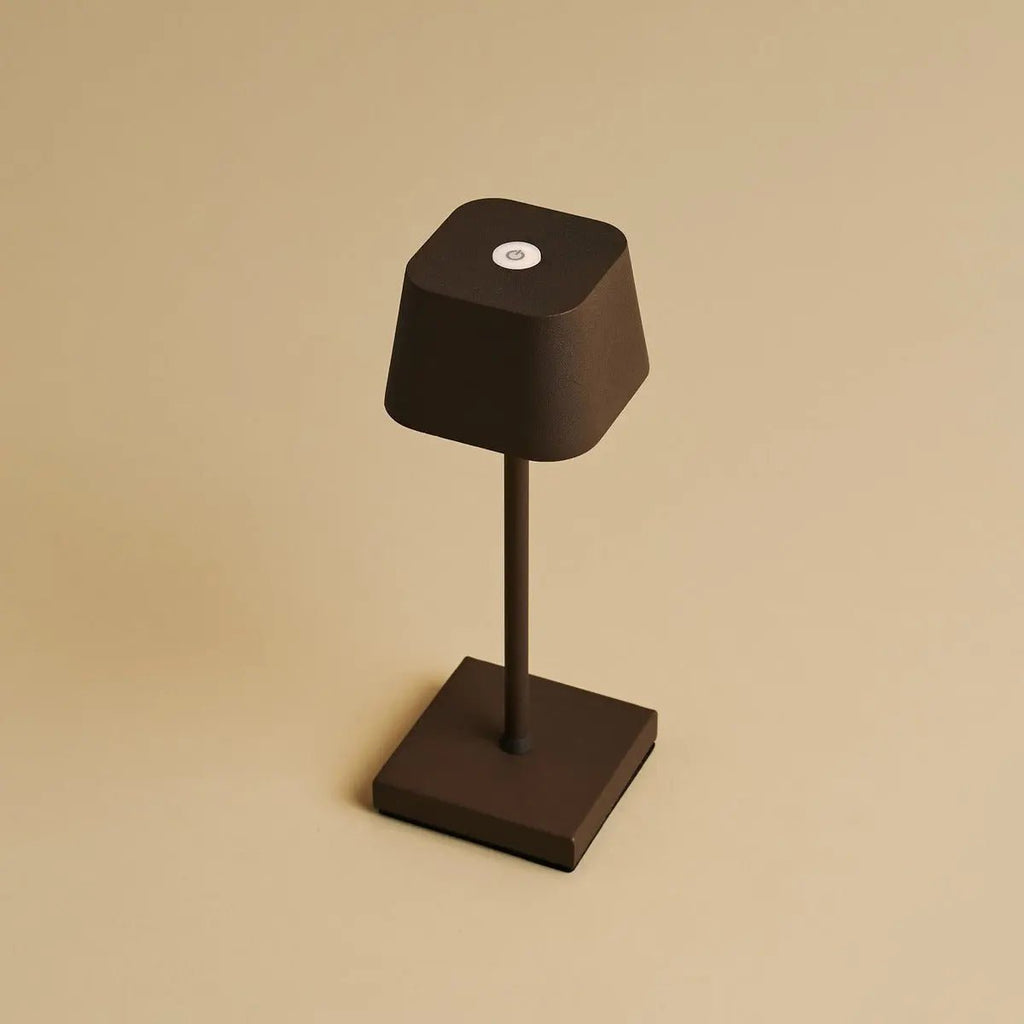 Sarphati Mini Mocha Brown Table sans fil lampe parfaite pour l'industrie hôtelière - rechargeable sans fil via la station de charge, lampe dimmable et 3 modes lumineux