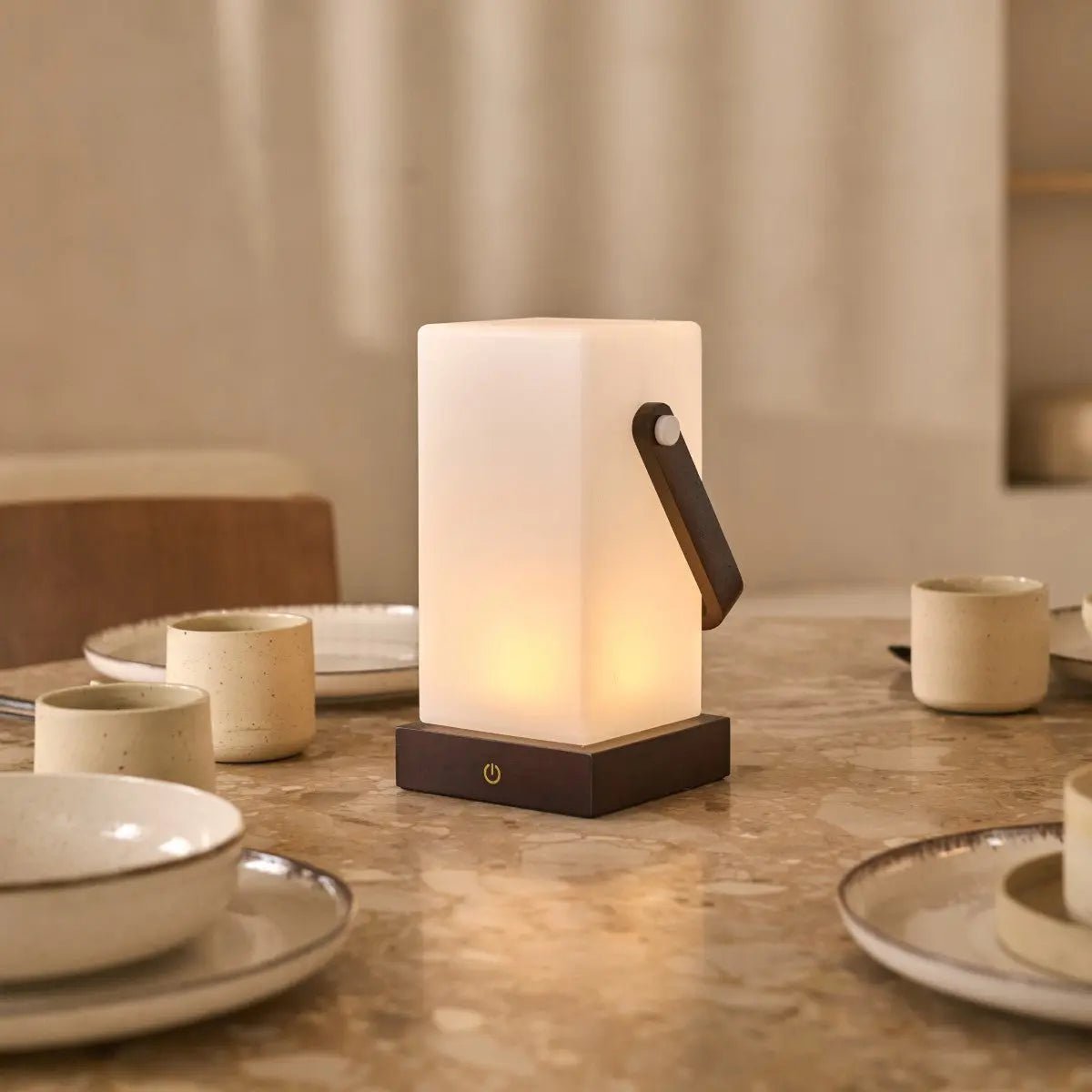 Lampe en bois marron foncé Harper – Lampe de table rechargeable sans fil avec poignée