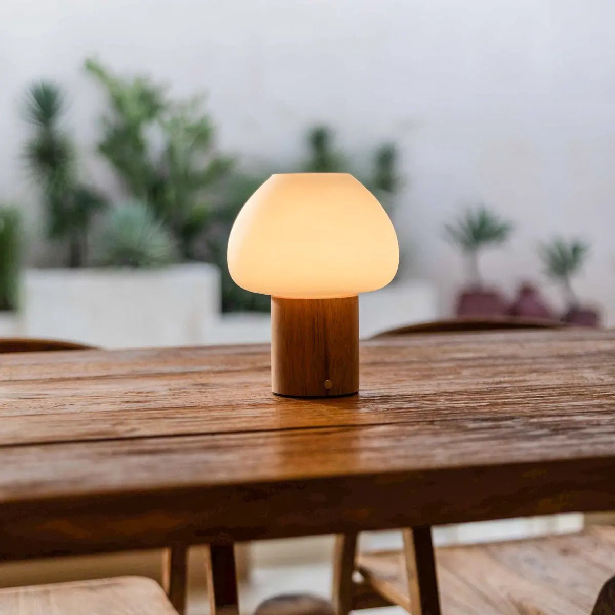 Lampe en bois "Fynn" marron clair – rechargeable, variable et élégante