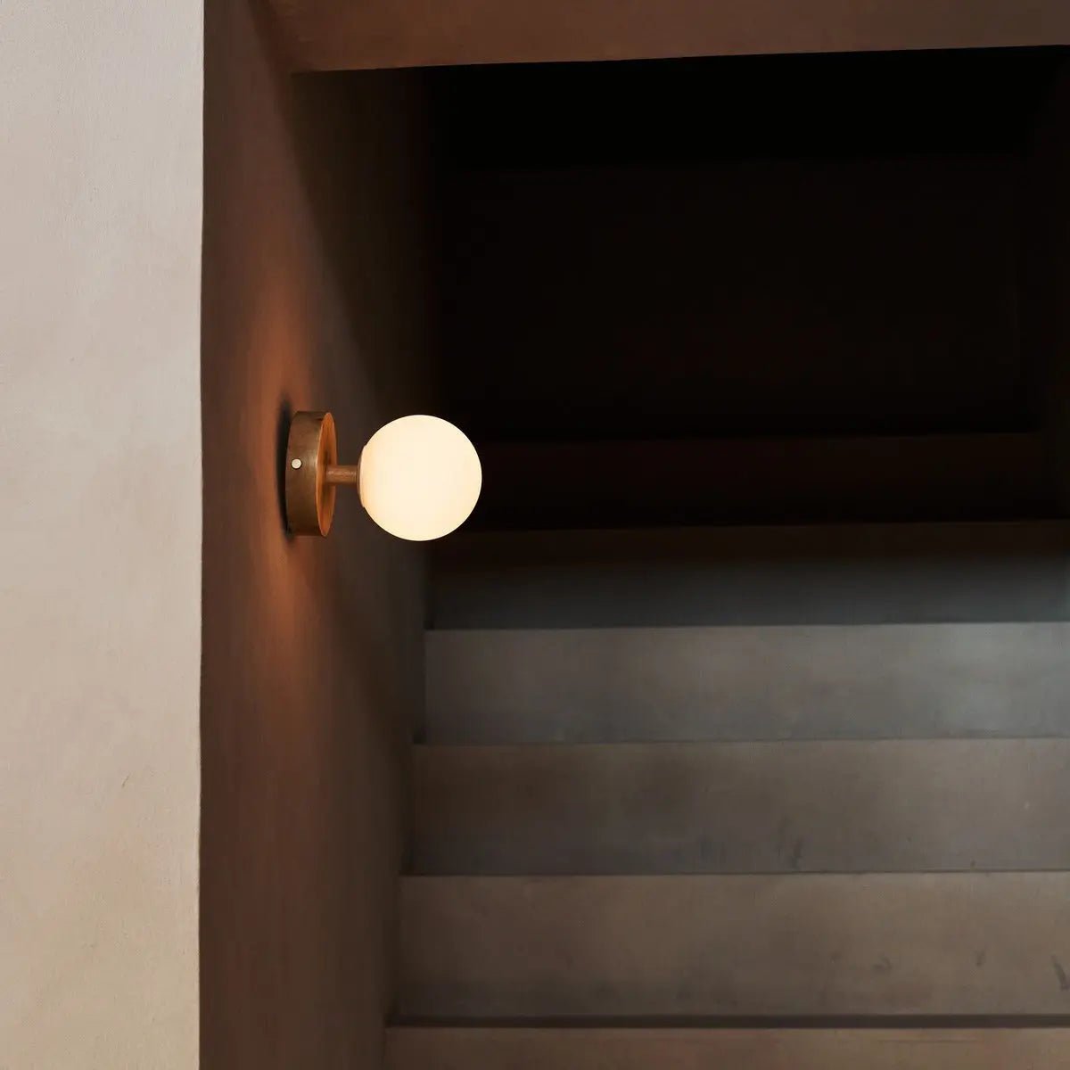 Richella Brown Light Wood & Glass Wall Light - Reccharteable et sans fil