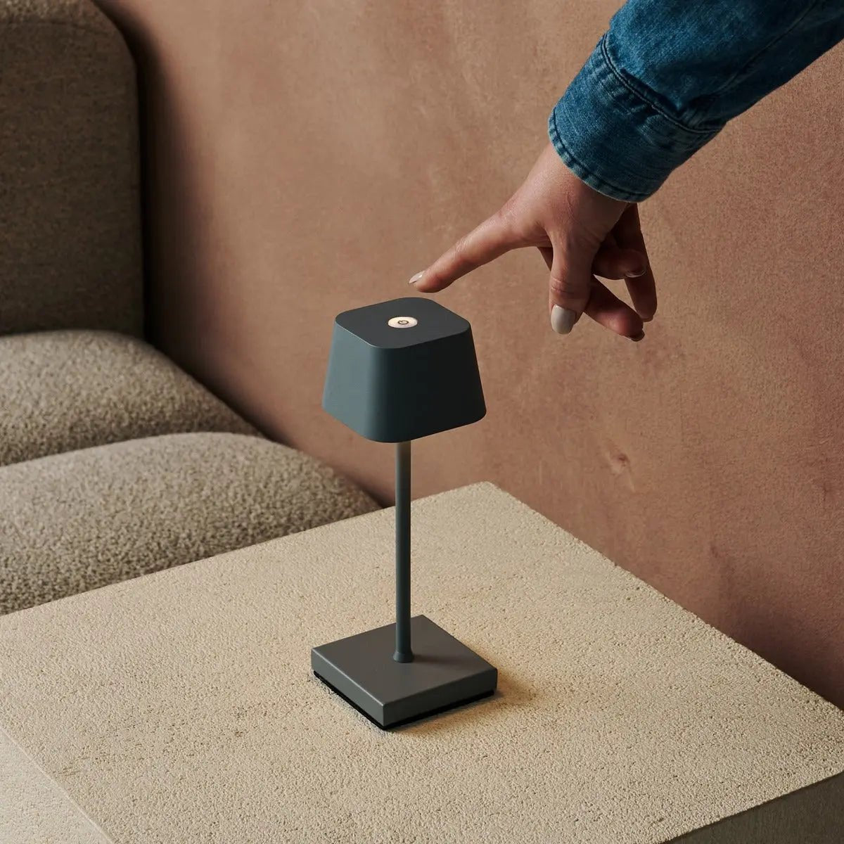 Sarphati Mini Mouse Grey Cordsless Table Lamp Perfection pour l'industrie hôtelière - Rechargeable sans fil via Station...