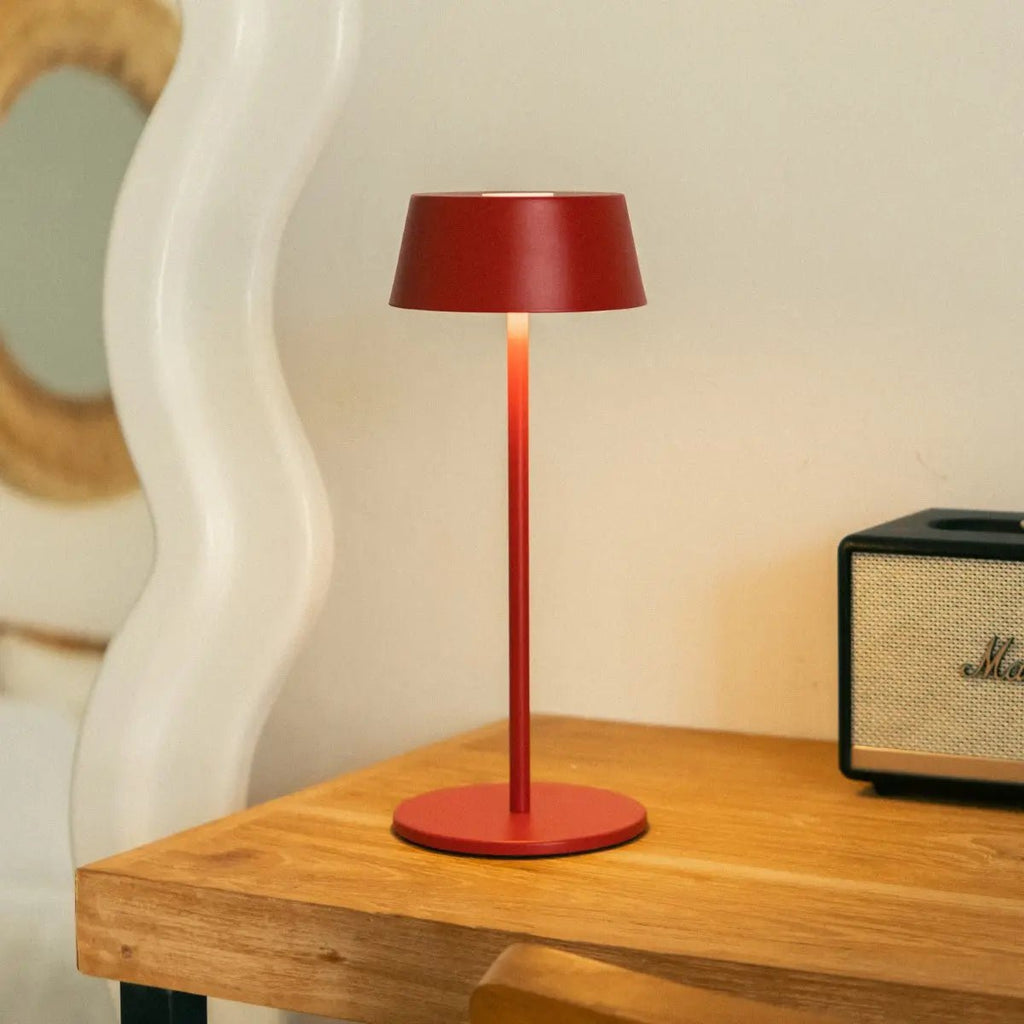 Lampe de table rechargeable en fer rouge Hugo Berry - Intensité variable, élégante et sans fil