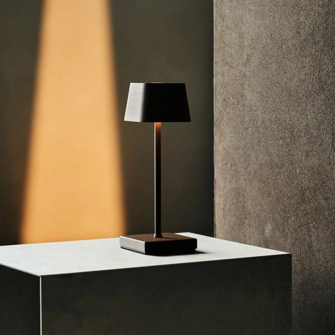 Sarphati Mini Mocha Brown Table sans fil lampe parfaite pour l'industrie hôtelière - rechargeable sans fil via la station de charge, lampe dimmable et 3 modes lumineux