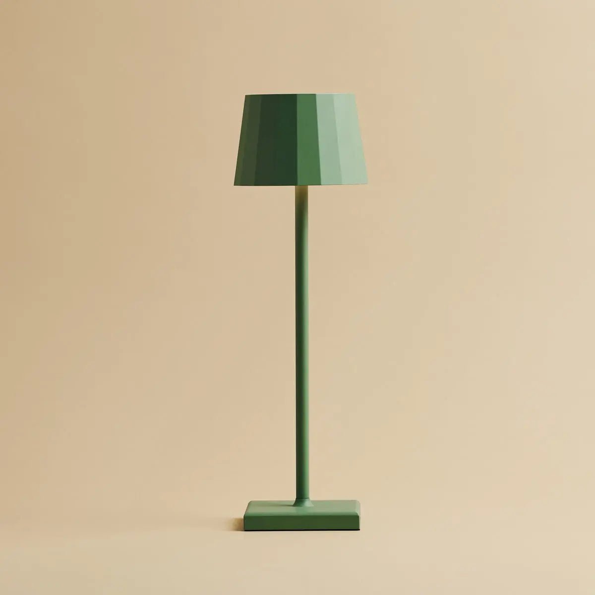 Combi Set Professional - 4 X Wouter Sage Green Rechargeable Table Lampes et 1 X Amstel Wireless Station Wireless avec Qi-Technology - Parfait pour les restaurants, l'hospitalité et les hôtels