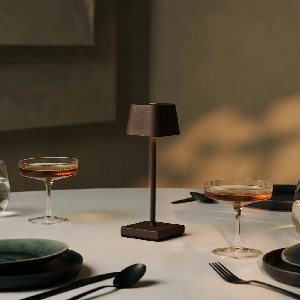 Sarphati Mini Mocha Brown Table sans fil lampe parfaite pour l'industrie hôtelière - rechargeable sans fil via la station de charge, lampe dimmable et 3 modes lumineux