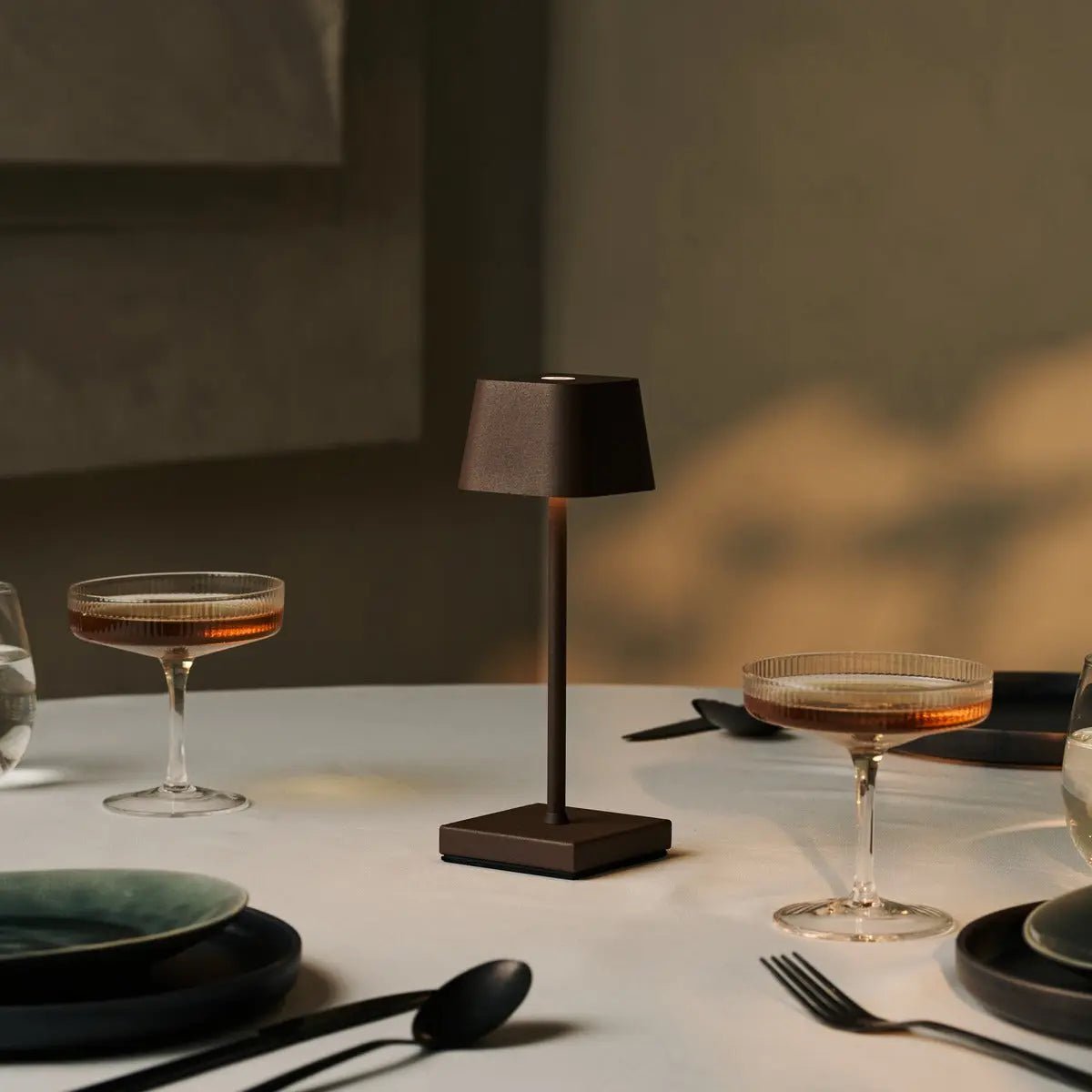 Sarphati Mini Mocha Brown Table sans fil lampe parfaite pour l'industrie hôtelière - rechargeable sans fil via la station de charge, lampe dimmable et 3 modes lumineux