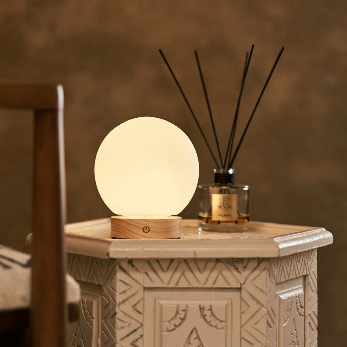 Lampe en bois brun clair avec une ampoule en verre - Light sans fil rechargeable et dimmable