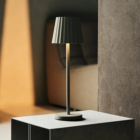 Combi Set Professional - 8 x Maya Shadow Grey Grey Rechargeable Table Lampes et 1 x Station centrale Station de charge sans fil avec Qi-Technology - Perfect pour les restaurants, l'hospitalité et les hôtels