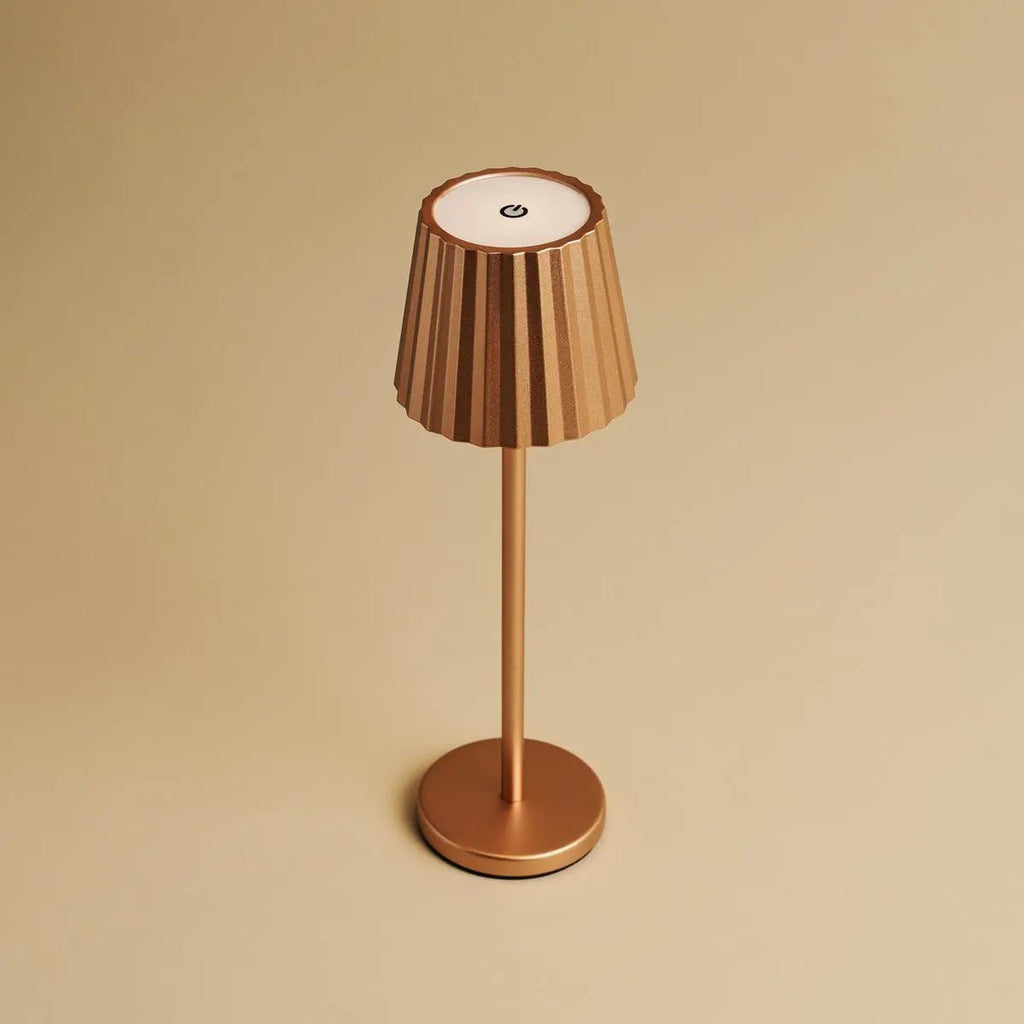 Lampe à table côtelée en cuivre maya en fer - lampe dimmable et 3 modes lumineux, rechargeable via la station de charge sans fil