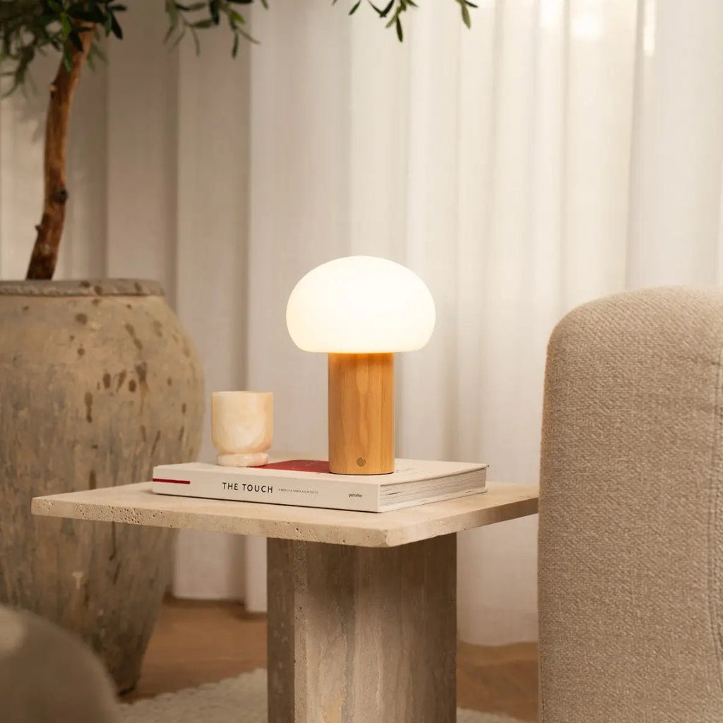 Lampe de table en bois marron clair avec verre et batterie rechargeable | Éclairage dimmable et polyvalent