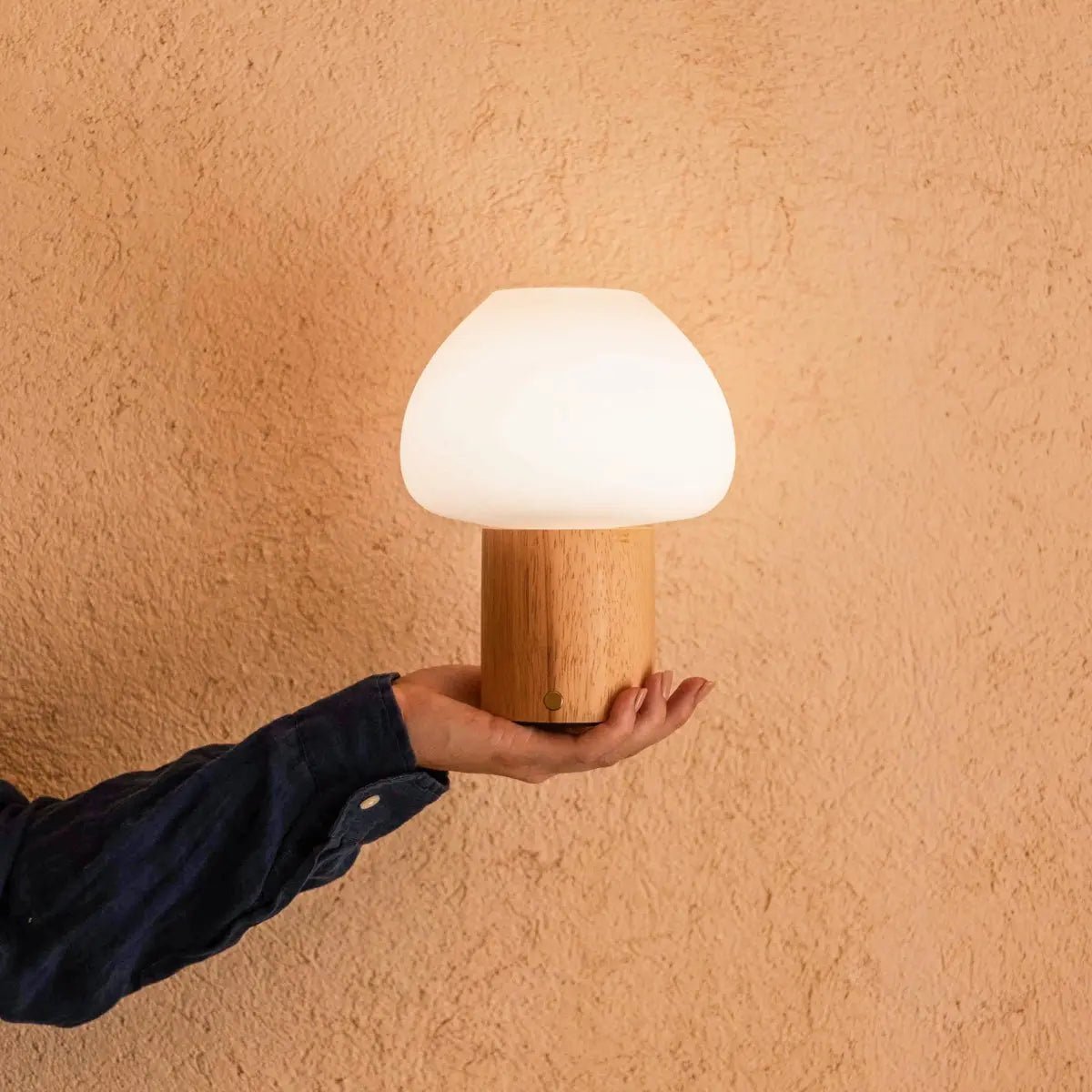 Lampe en bois "Fynn" marron clair – rechargeable, variable et élégante