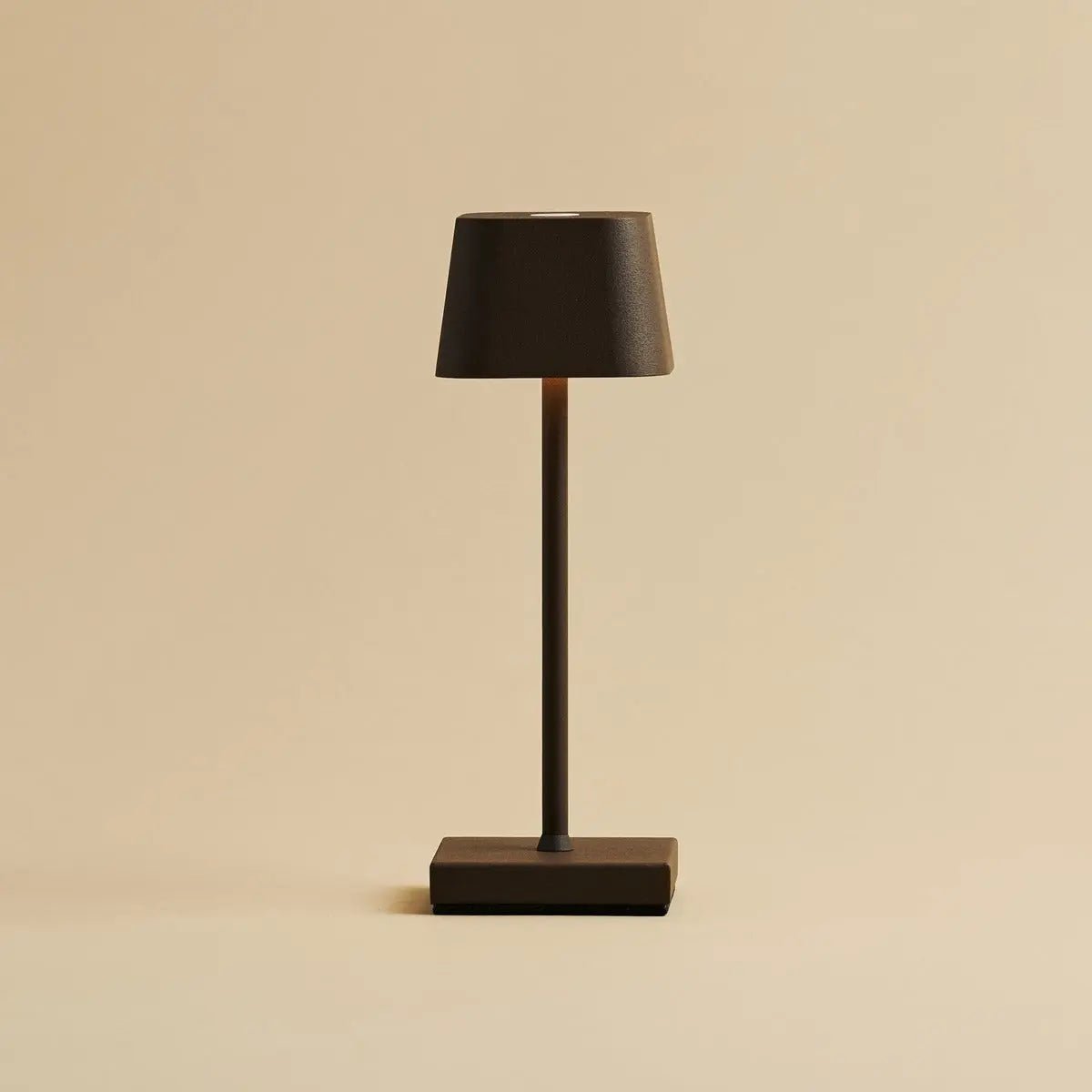 Sarphati Mini Mocha Brown Table sans fil lampe parfaite pour l'industrie hôtelière - rechargeable sans fil via la station de charge, lampe dimmable et 3 modes lumineux