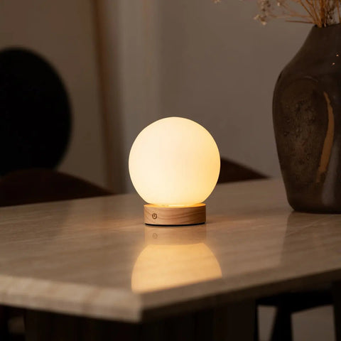 Lampe en bois brun clair avec une ampoule en verre - Light sans fil rechargeable et dimmable
