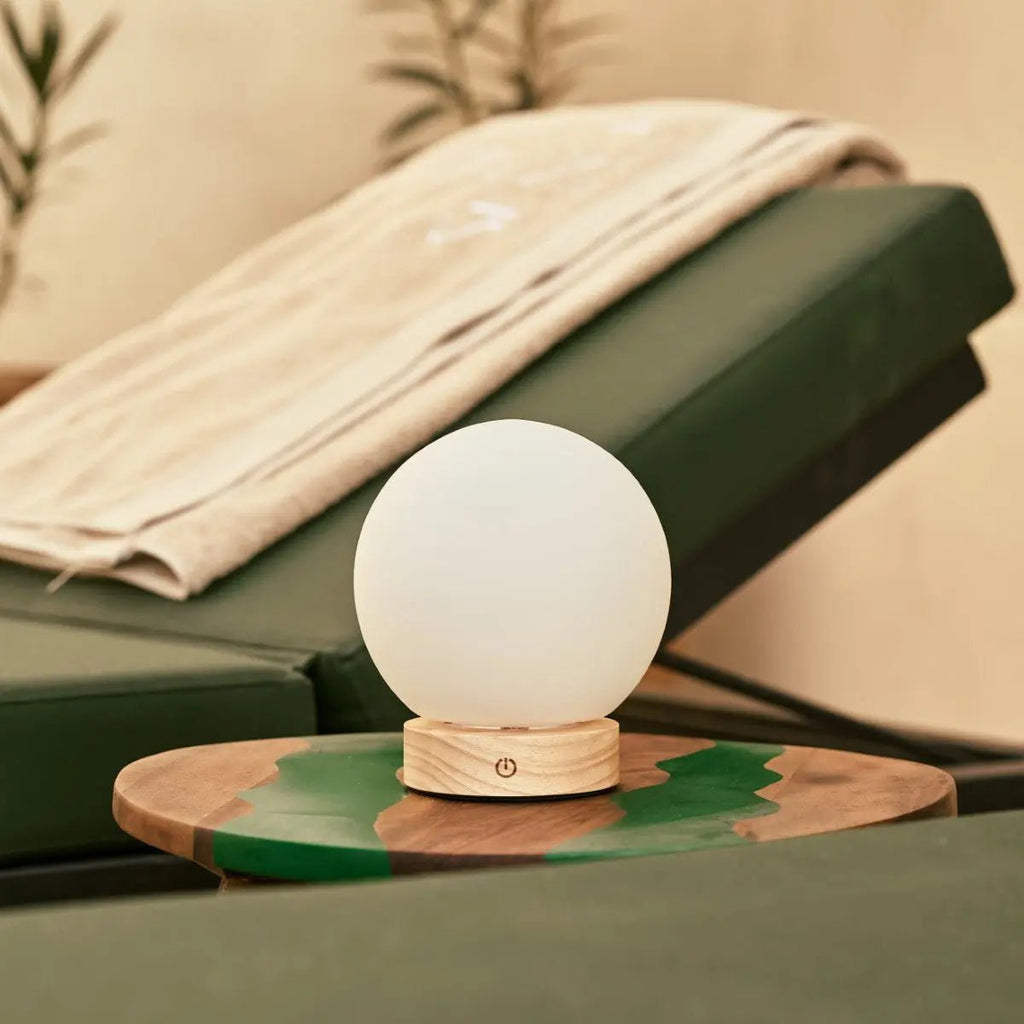 Lampe en bois brun clair avec une ampoule en verre - Light sans fil rechargeable et dimmable
