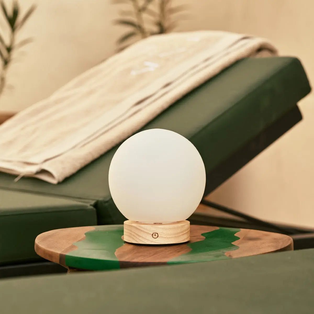 Lampe en bois brun clair avec une ampoule en verre - Light sans fil rechargeable et dimmable