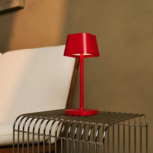 Lampe de table rechargeable Ava Berry Red | Lampe élégante et sans fil et dimmable