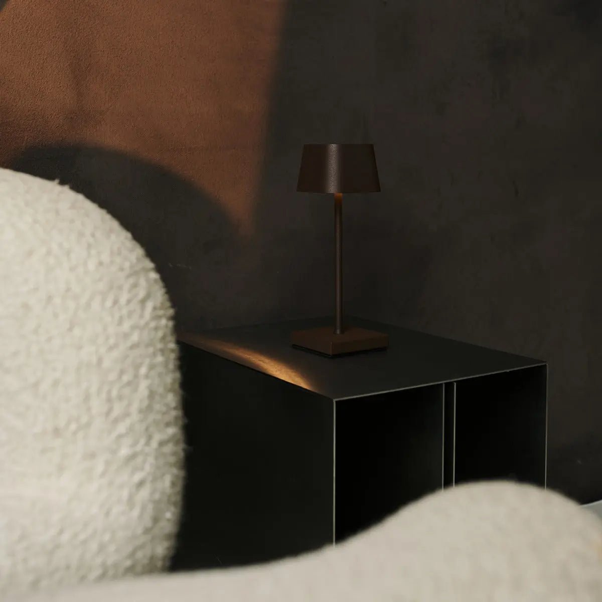 Sarphati Mini Mocha Brown Table sans fil lampe parfaite pour l'industrie hôtelière - rechargeable sans fil via la station de charge, lampe dimmable et 3 modes lumineux