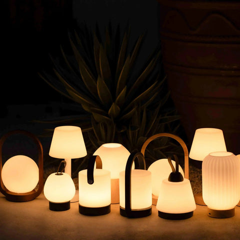 Lampe rechargeable en bois marron clair Rover | Sans fil, à intensité variable avec abat-jour en tissu