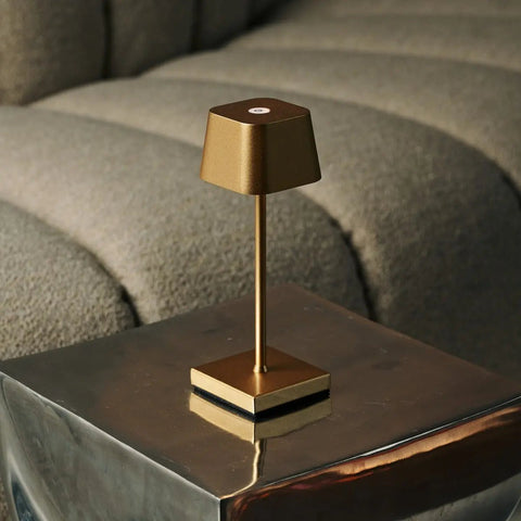 Combi Set Professional - 8 x Sarphati Mini Gold Rechargeable Table Lampes et 1 X Station centrale Station de charge sans fil avec Qi-Technology - Perfect pour les restaurants, l'hospitalité et les hôtels