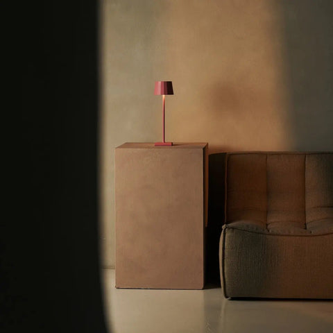 Combi set professionnel - 4 x wouter flamingo rose rechargeable lampes de table et 1 x poste de charge sans fil Amstel avec Qi-Technology - parfait pour les restaurants, l'hospitalité et les hôtels