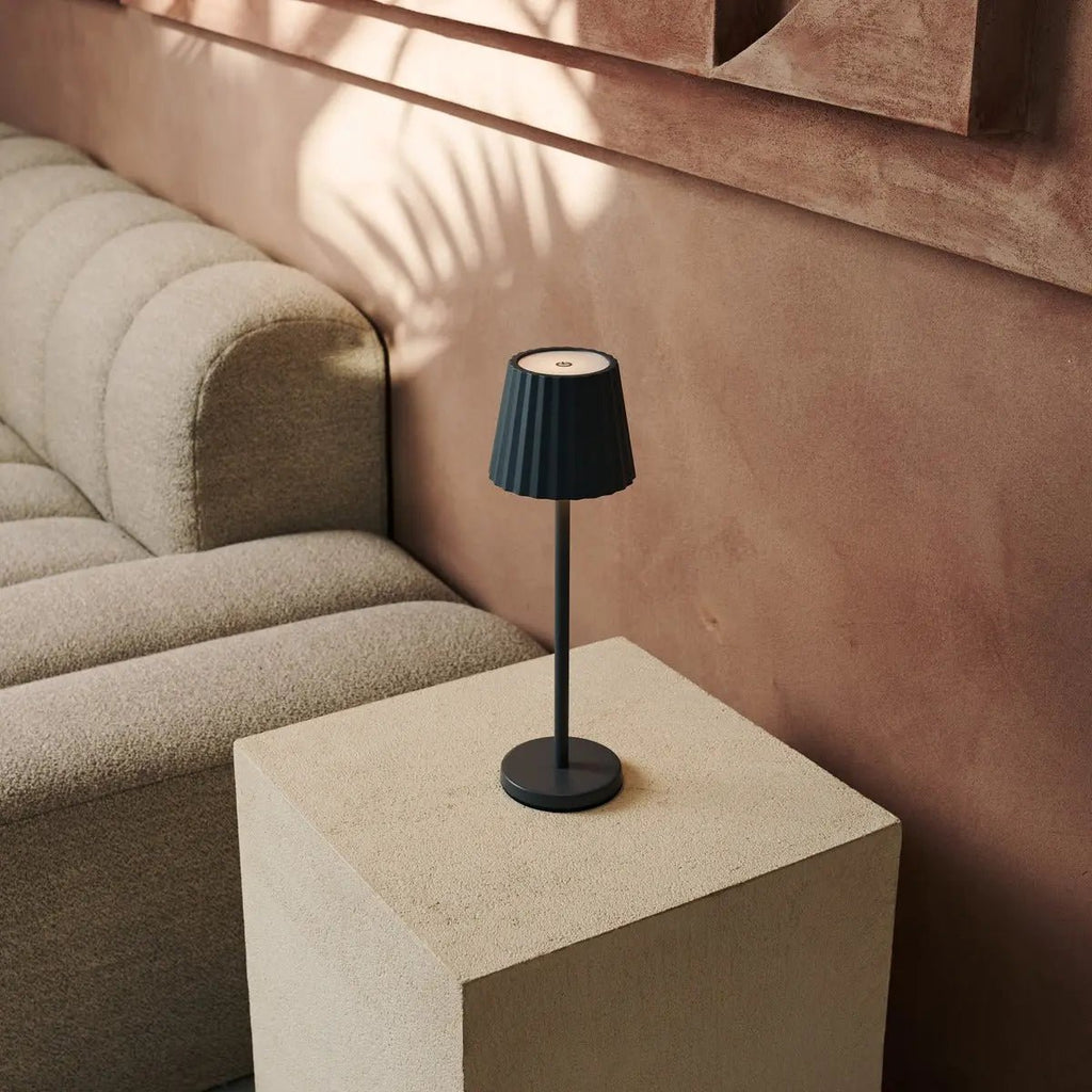 Lampe à table côtelée gris maya en fer en fer - lampe dimmable et 3 modes lumineux, rechargeable via la station de charge sans fil