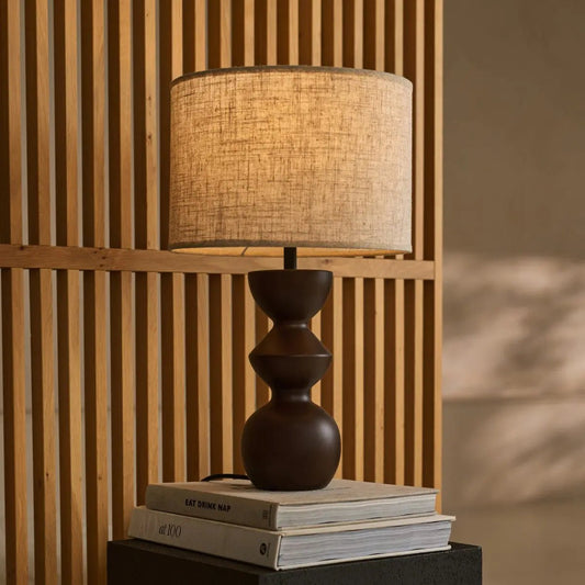 Lampe de table Kai marron foncé avec abat-jour sable – Éclairage élégant et fait main