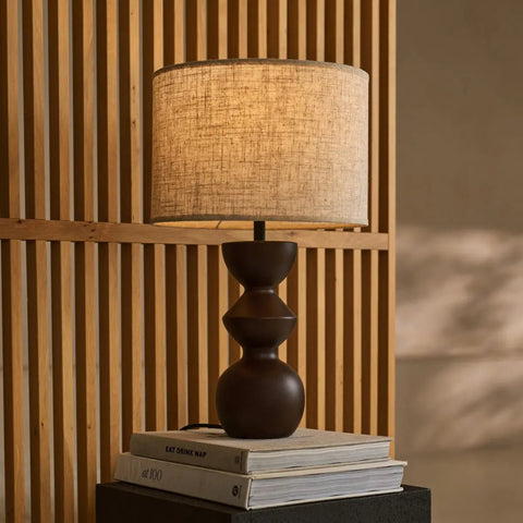 Lampe de table Kai marron foncé avec abat-jour sable – Éclairage élégant et fait main