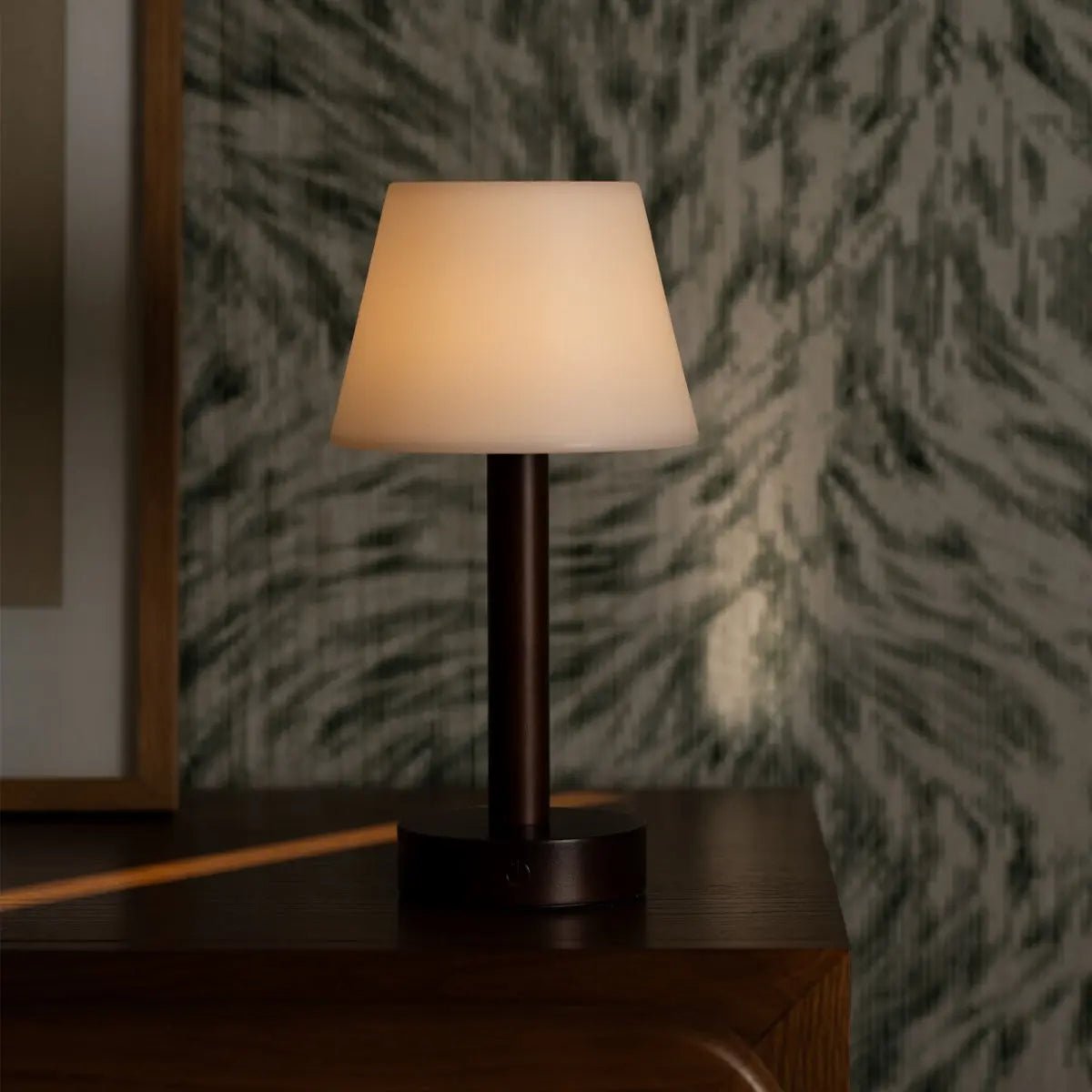 Lampe de table rechargeable en bois marron foncé Zoë | Intensité variable, USB-C, batterie de 80 heures