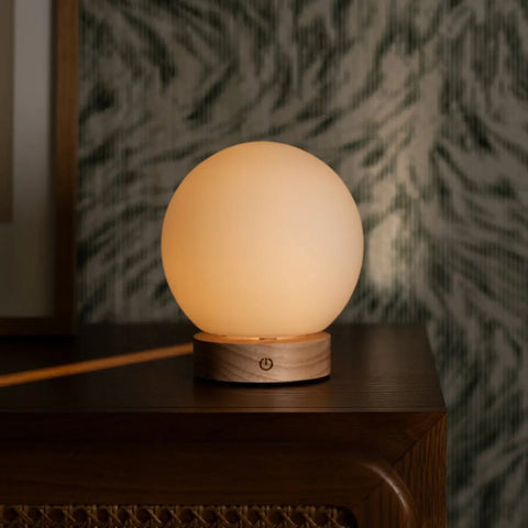 Lampe en bois brun clair avec une ampoule en verre - Light sans fil rechargeable et dimmable