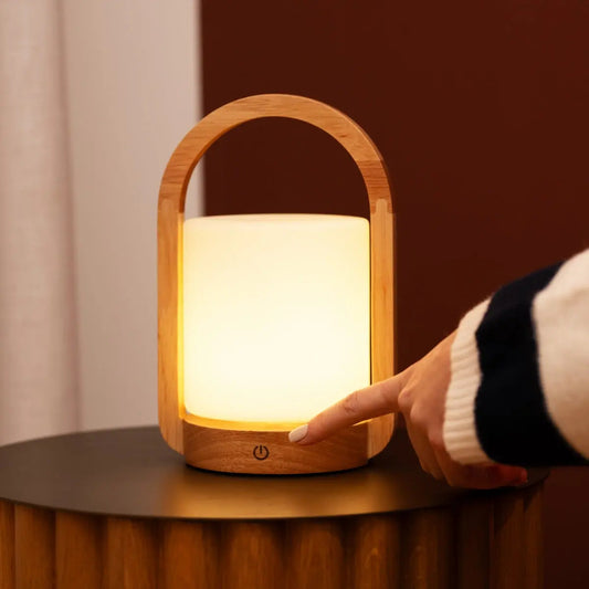Lampe rechargeable en bois brun clair George combinée avec du verre givré et une poignée