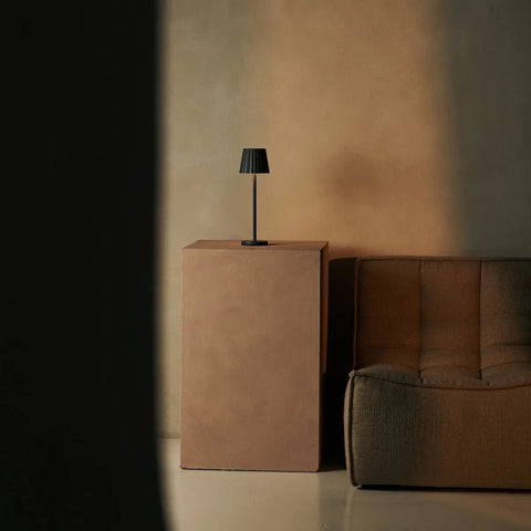 Lampe à table côtelée gris maya en fer en fer - lampe dimmable et 3 modes lumineux, rechargeable via la station de charge sans fil